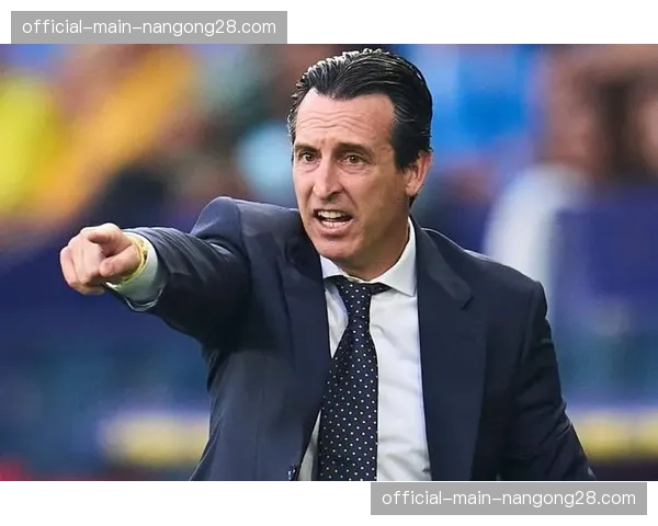 赛前踩场：维拉主帅埃梅里演练新防守阵型应对利物浦锋线