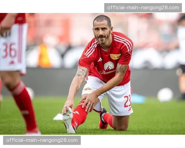 更衣室特写：输掉关键战后，柏林联队长特里梅尔鼓励年轻队友